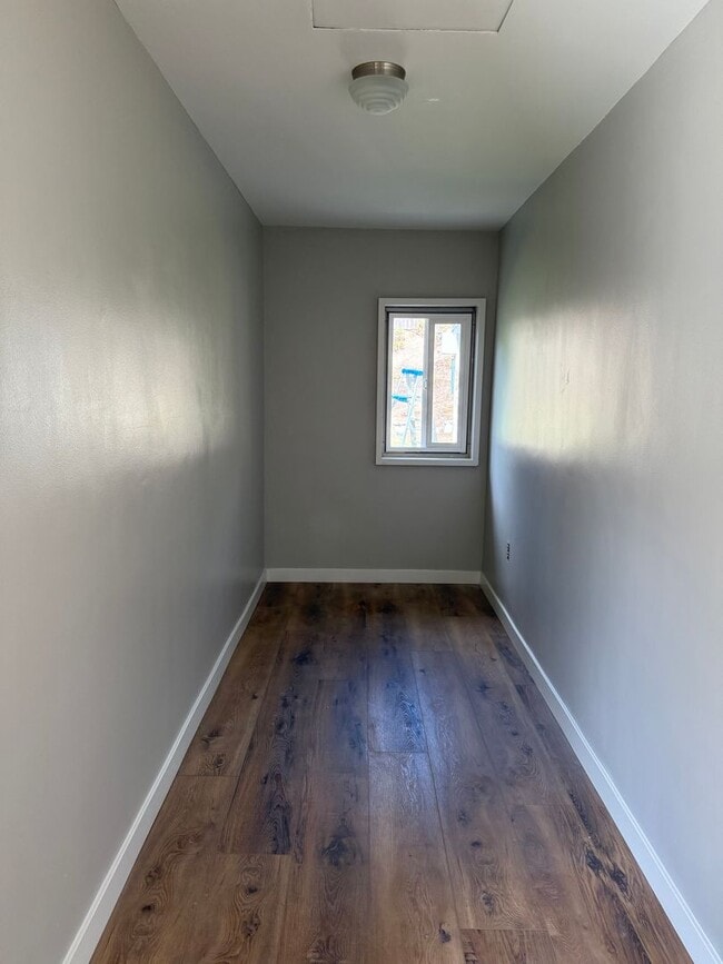 Building Photo - 3 bed, 2 bath single story home - JUST REM...