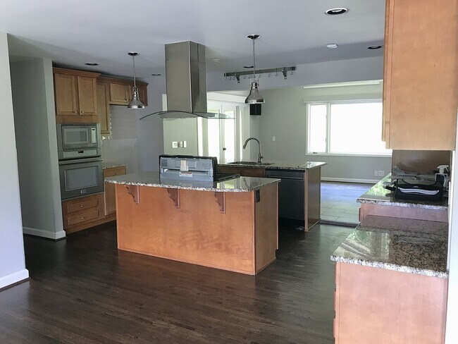 Building Photo - Meticulously Maintained Home in West Meade