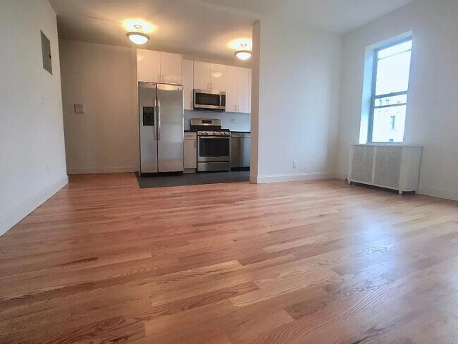 Building Photo - "Charming 1-Bedroom Haven on Cabrini Blvd – 600 Sq Ft of Cozy Comfort!"