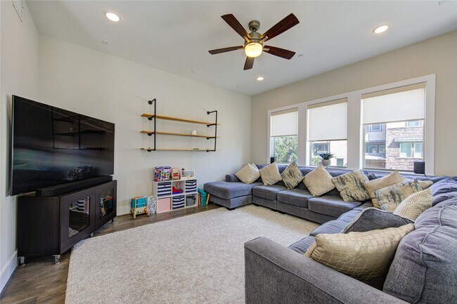 Building Photo - 2661 Fountain Key Blvd