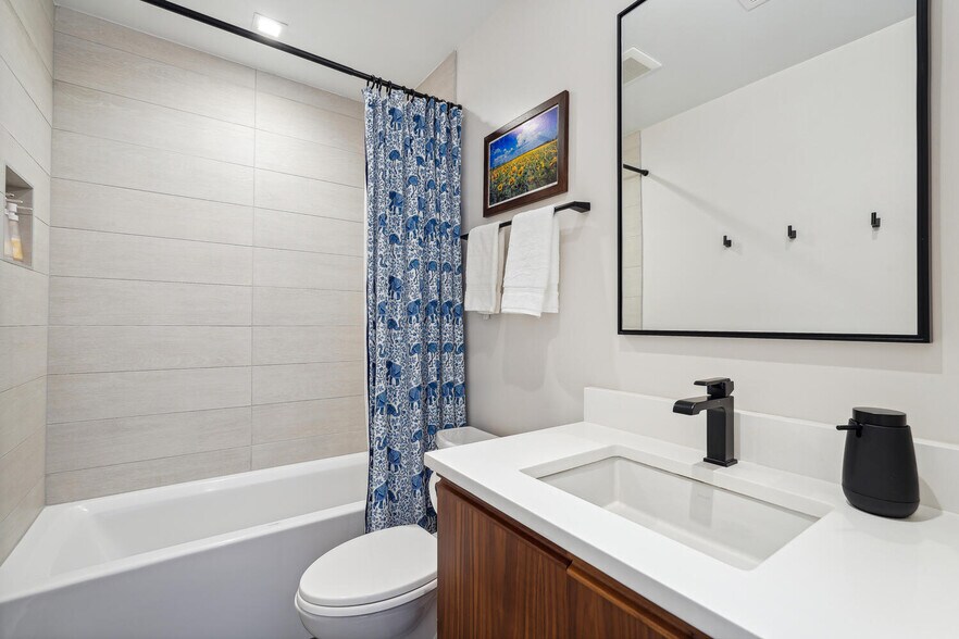 Secondary bath - 1795 Lanier Pl NW