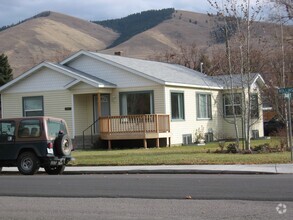Building Photo - Hey Students.  3 bedroom Mid town off Step...