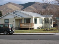 Building Photo - Hey Students.  3 bedroom Mid town off Step...