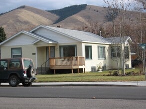 Building Photo - Hey Students.  3 bedroom Mid town off Stephens