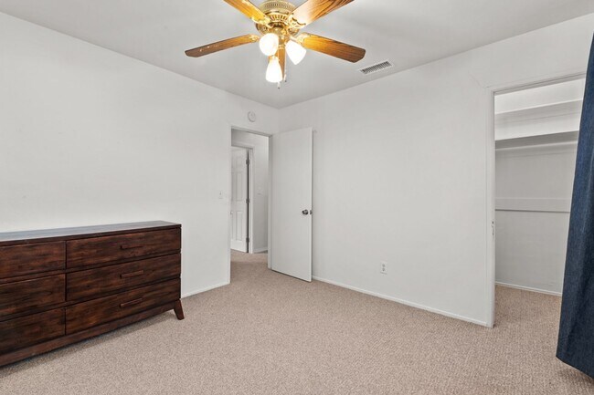 Building Photo - 6233 Hobart St