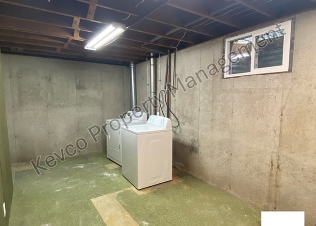 Building Photo - Incredibly Spacious House!