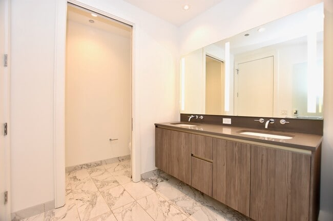 Building Photo - 60 E Randolph St