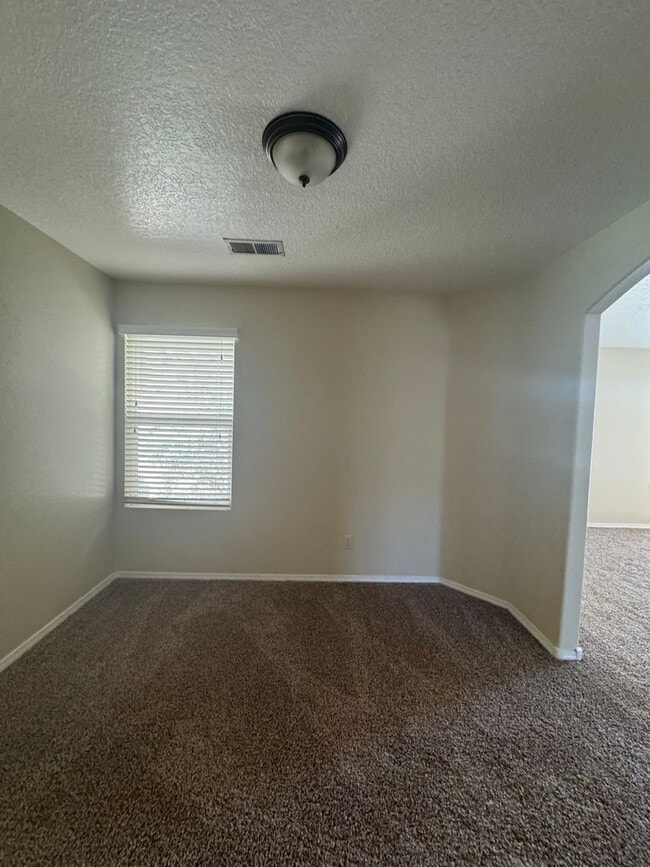 Building Photo - 3 bed 2 bath home