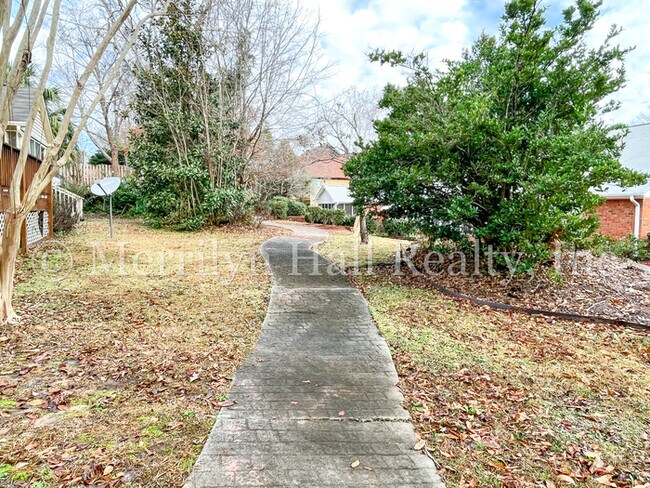 Building Photo - Charming Townhome with Garage! Close to the interstate and shopping!