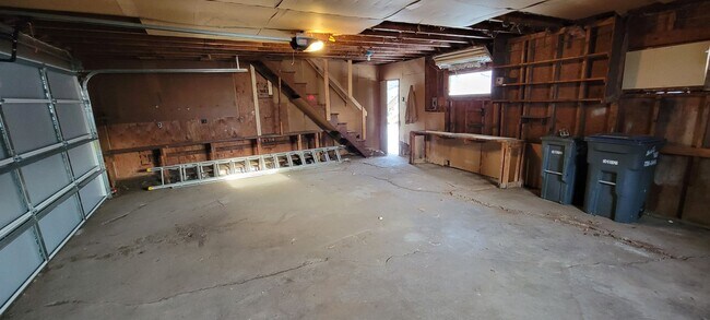 Building Photo - AVAILABLE NOW - 4 Bedroom with garage