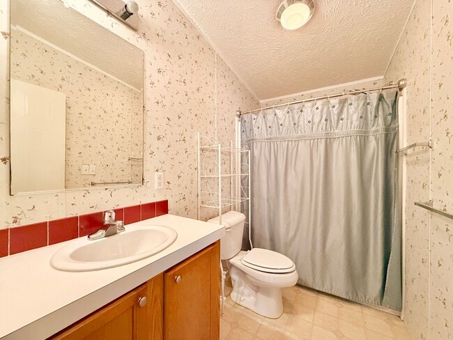 Building Photo - Lovely spacious home-3 bedroom-2 bathrooms-all appliances