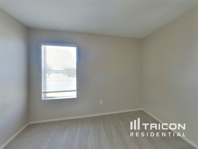Building Photo - 1301 Water Lily Dr