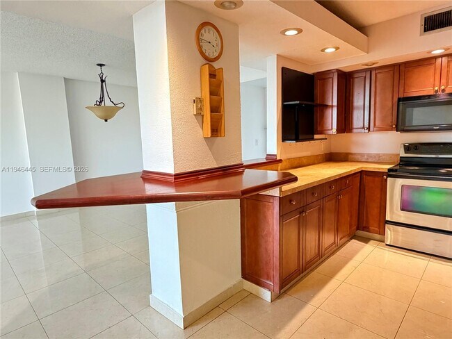 Building Photo - 919 Hillcrest Dr