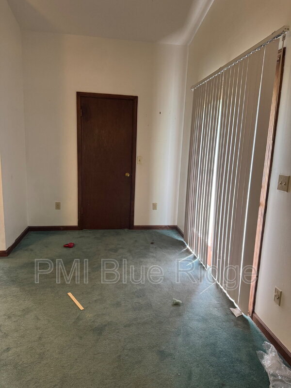 Building Photo - 10 Laurel Brook Dr