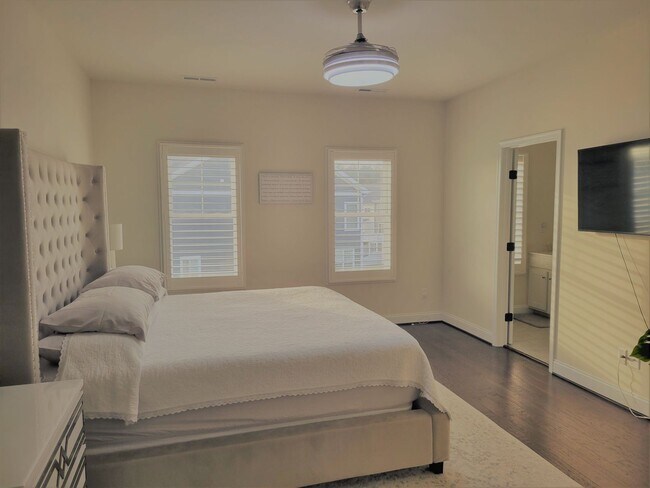 Building Photo - Stunning 4 bedroom 3.5 bath townhome locat...