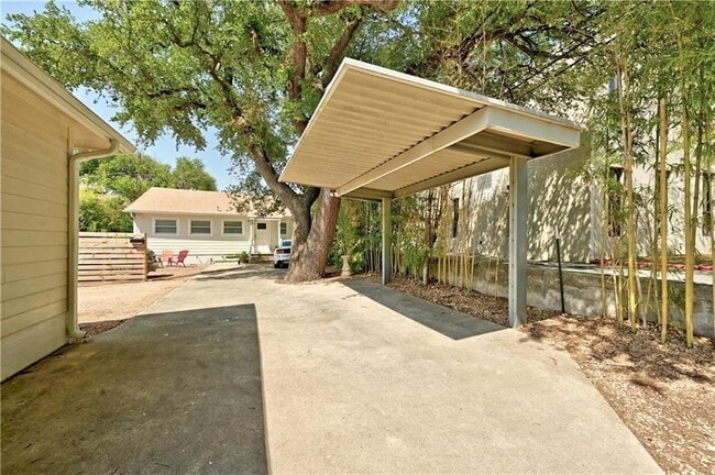Building Photo - 209 E Live Oak St