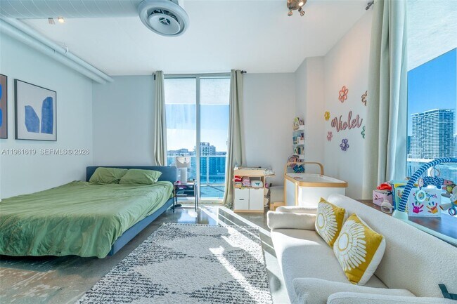 Building Photo - 700 NE 25th St