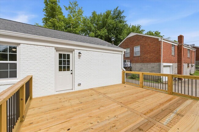 Building Photo - 221 Clearview Dr