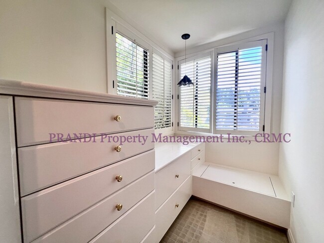 Building Photo - Split Level Condo Just Steps from Downtown