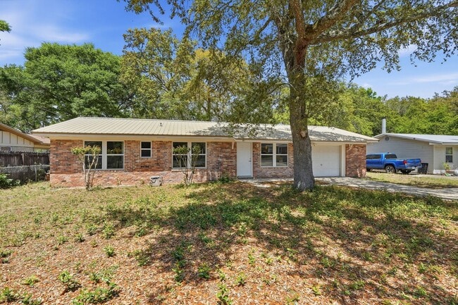 Building Photo - All Brick Home & Large Yard in Niceville!