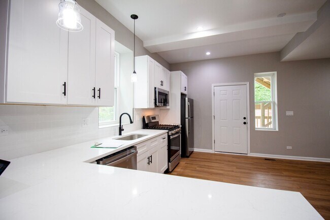 Building Photo - Amazing 4-bed Duplex by UIC