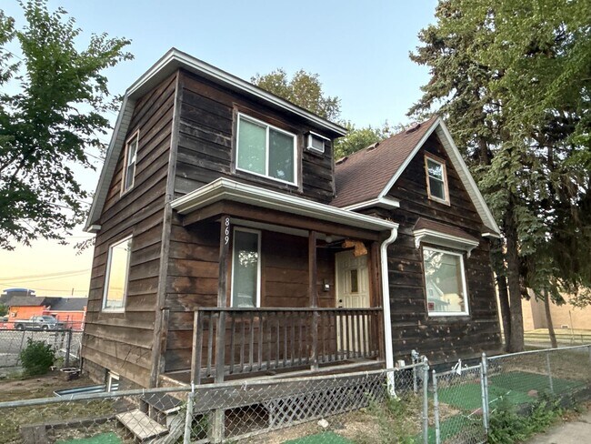 Building Photo - 869 Beech St