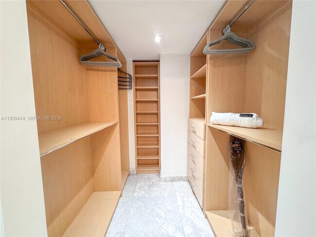 Building Photo - 3301 N Country Club Dr