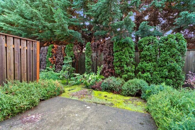 Building Photo - Spacious 2 bed 1bath. $500 VISA GIFTCARD A...