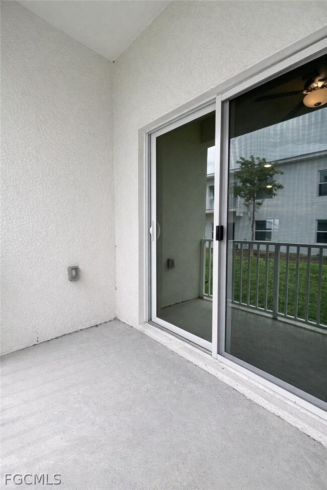 Building Photo - 3303 SW 8th Pl