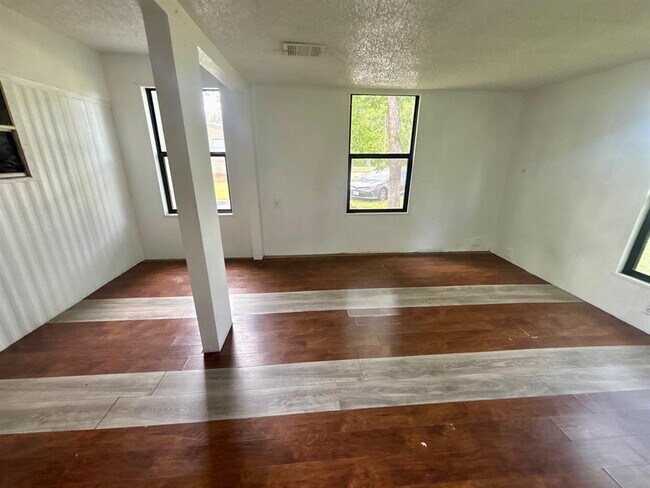 Building Photo - 18602 River Timber Dr