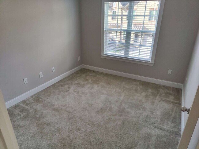 Building Photo - 847 Silver Leaf Dr