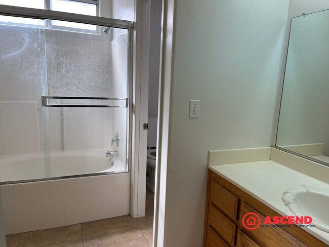 Building Photo - MOVE IN SPECIAL $500 OFF FIRST MONTH RENT! Lovely Home In Southwest Bakersfield!