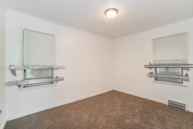 Building Photo - Beautiful bungalow house located on the We...