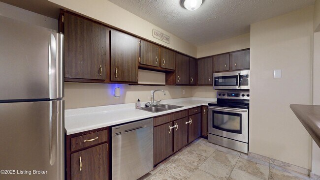 Building Photo - 7074 Wildwood Cir