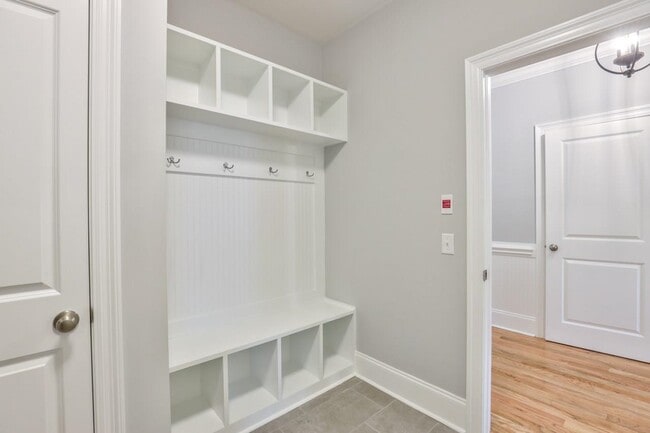 Building Photo - 2404 Sweet Valley Hts