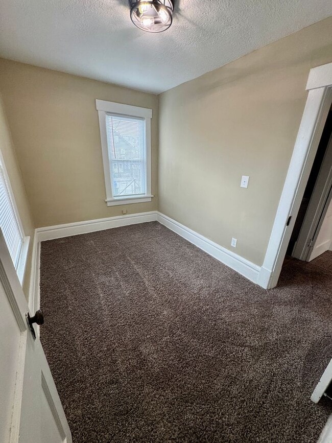 Building Photo - 2542 Glen Echo Dr