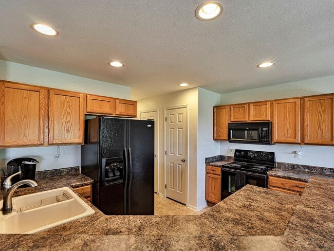 Building Photo - Spacious 3 Bedroom 2 1/2 Bath in Castle Rock!