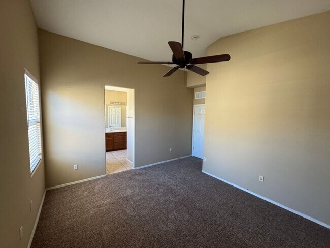 Building Photo - 467 E Calle De Ocaso