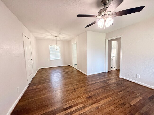 Building Photo - Adorable 3/1/1 Home in Lake Jackson !