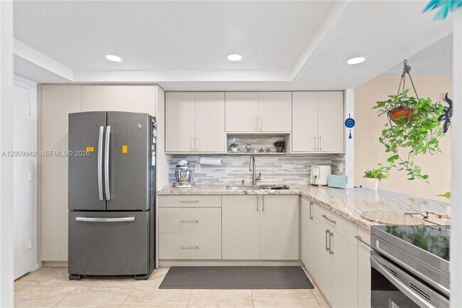 Building Photo - 1301 NE Miami Gardens Dr