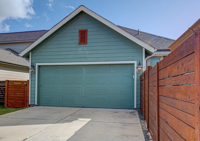 Building Photo - 8816 Blaze Dr