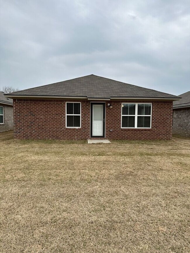 Building Photo - Sign by July 31 and get a FREE Blackstone Grill! Spacious 4-bed, 2-bath home in Kilpatrick Landing
