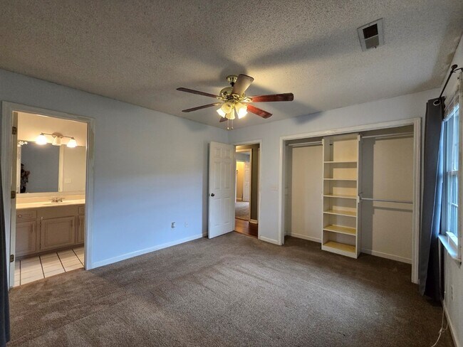 Building Photo - 805 Club Ln