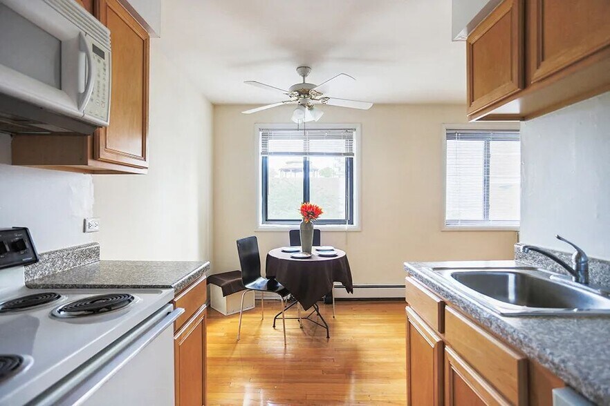 Building Photo - 6040 N Sheridan Rd