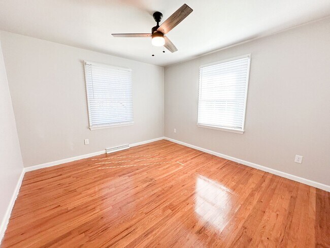 Building Photo - 4 bed/ 2 bath Single-Family Home