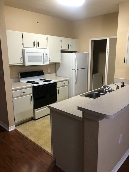 Building Photo - 5475 Vineland Rd