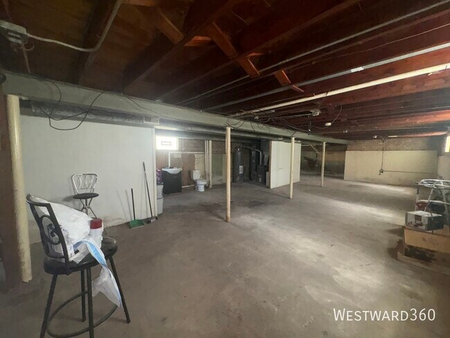 Building Photo - 13820 S Tracy Ave