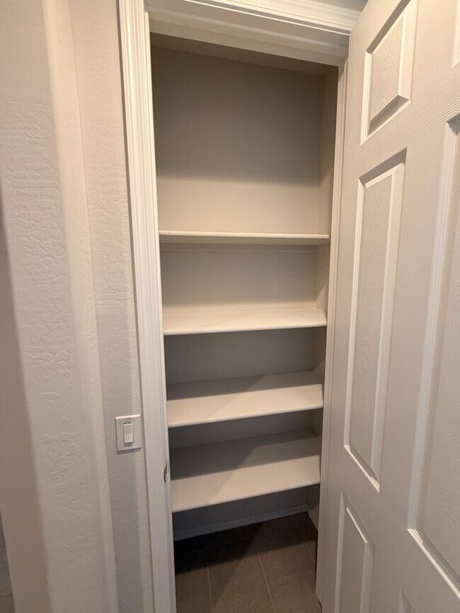 Building Photo - 2 Bed 2 Bath + Den Long-Term Rental in Anthem at Merrill Ranch!