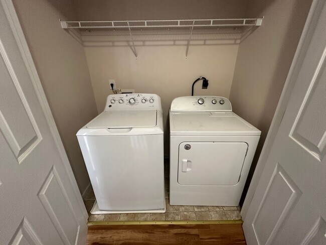 Building Photo - 3-bedroom, 3.5-bathroom nestled in Wyndhurst VA.