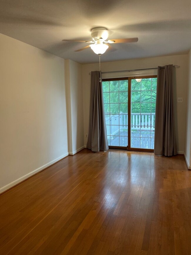 Building Photo - Duplex 3 bedroom apartment in Spring Garde...